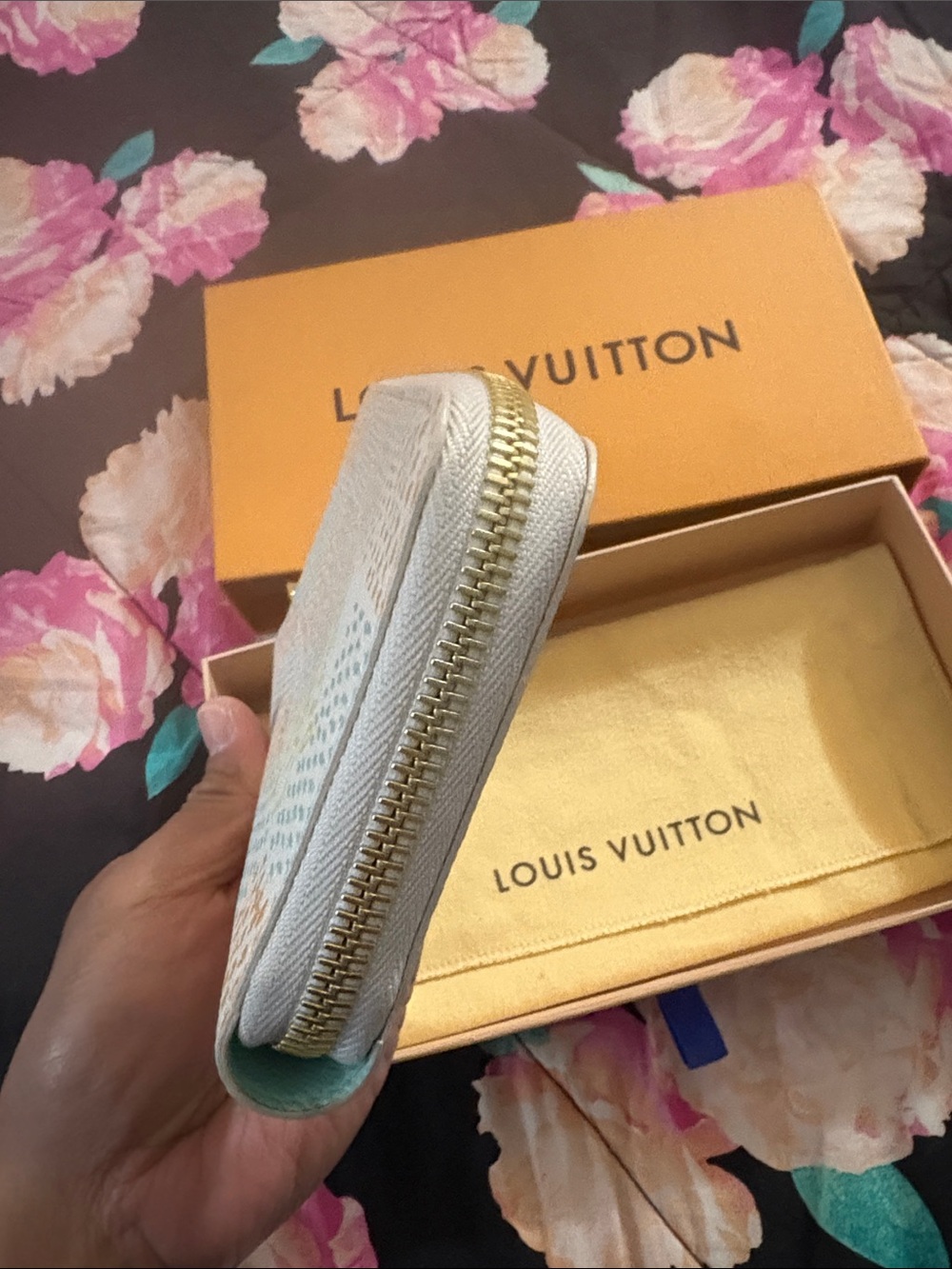 Louis Vuitton Zippy Wallet
Limited Edition Damier
Heritage Canvas - Picture 10 of 13